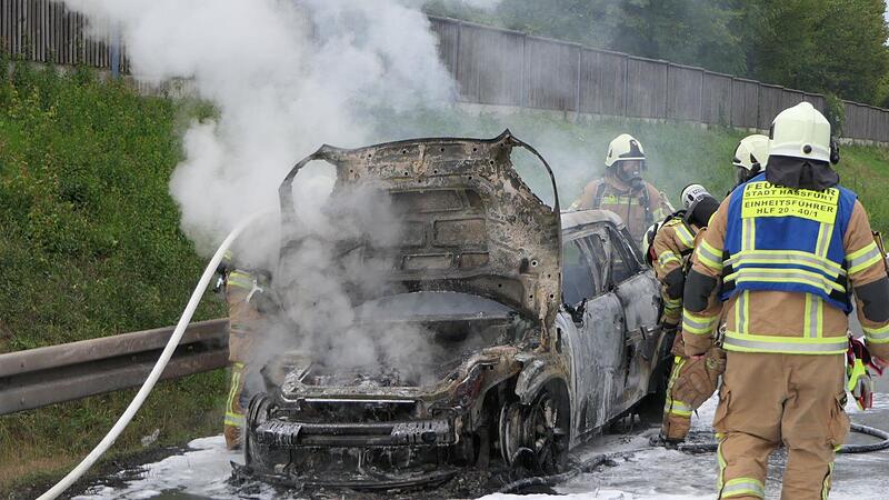 Die Feuerwehr Ha&szlig;furt hatte den Brand schnell unter Kontrolle, der Mini Cooper einer englischen Urlauberfamilie wurde jedoch ein Raub der Flammen.