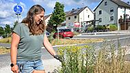 Gemeinderätin Anne Mauser zeigt eine große Jakobskreuzkrautstaude in voller Blüte.Forchheim & Fränkische Schweiz