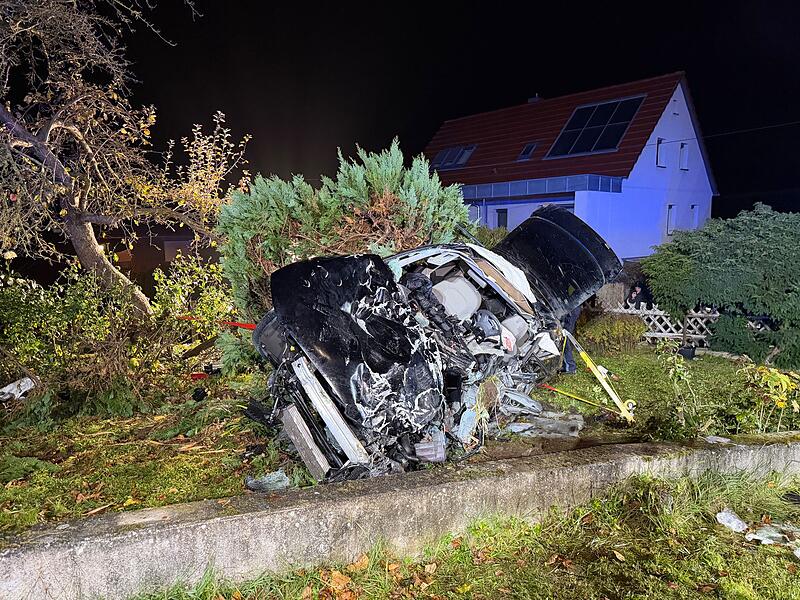 Auto überschlägt sich mehrfach