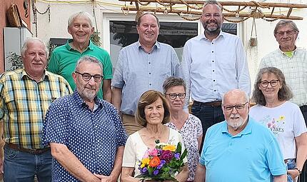 Thea Schwind (vorne) wurde als stellvertretende Vorsitzende verabschiedet. In der mittleren Reihe (von links) die Ausschussmitglieder Bernhard R&uuml;nagel, Helmut und Sabine Unterholzer, Karl-Heinz Exner und die neue Zweite Vorsitzende Elke B&auml;rmann. H...