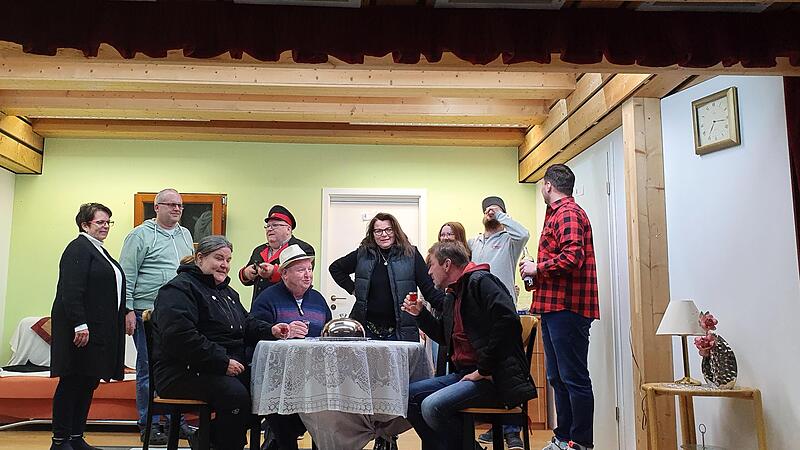 Die Geburtstagsrunde: (hinten von links): Ilse Bibro, Andy Finzel, Sebastian Mönius, Emily Ackermann, Stefan Zimmermann, Dominik Lunz; am Tisch: Claudia Kleinert, Horst Schlürf, Linda Nastvogel (stehend), Christian Ackermann