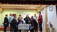 Die Geburtstagsrunde: (hinten von links): Ilse Bibro, Andy Finzel, Sebastian Mönius, Emily Ackermann, Stefan Zimmermann, Dominik Lunz; am Tisch: Claudia Kleinert, Horst Schlürf, Linda Nastvogel (stehend), Christian Ackermann