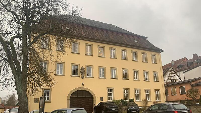 Am Münnerstädter Amtsgericht wird schon seit 50 Kajren kein Recht mehr gesprochen. Das historische Gebäude beherbergt heute einen Notar und einen Steuerberater. Am Münnerstädter Amtsgericht wird schon seit 50 Kajren kein Recht mehr gesprochen. Das historische Gebäude beherbergt heute einen Notar und einen Steuerberater.