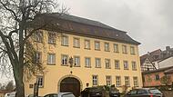 Am M&uuml;nnerst&auml;dter Amtsgericht wird schon seit 50 Kajren kein Recht mehr gesprochen. Das historische Geb&auml;ude beherbergt heute einen Notar und einen Steuerberater.