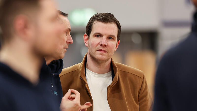 Baskets-Gesch&auml;ftsf&uuml;hrer Philipp H&ouml;hne im Austausch mit Dyn-Kommentator Stefan Koch.