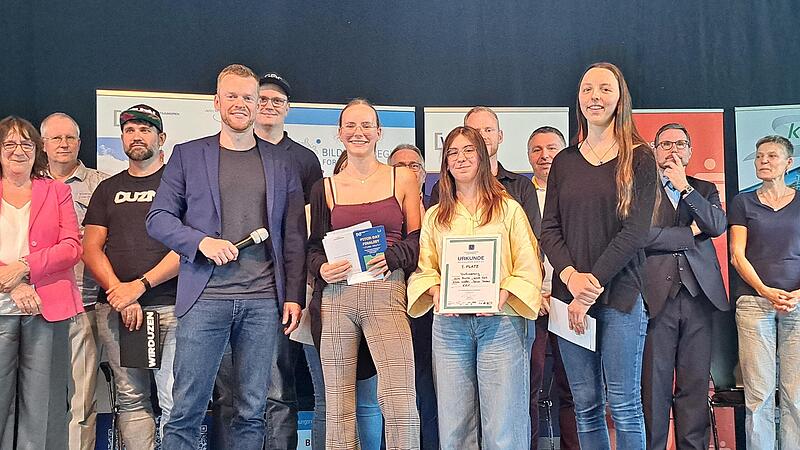 Martin Vierling (Vorstandsmitglied der Wirtschaftsjunioren Forchheim) mit dem Gewinnerteam Selina Goll, Elena W&ouml;lfel, Julia Preclik (v&nbsp;.l.).Forchheim & Fr&auml;nkische Schweiz