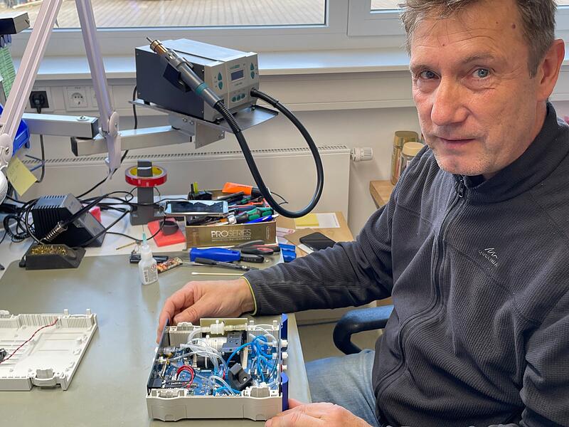 Medizingerätehersteller Geratherm Respiratory arbeitet aktuell an zwei Forschungsprojekten mit, bei denen es darum geht, die Ausatemluft des Menschen zu analysieren – etwa um frühzeitig Lungenkrebs zu erkennen. Das Bild zeigt Produktionsmitarbeiter Egid Keller beim Einbau eines Gassensors.