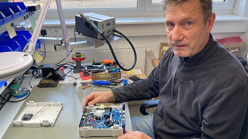 Medizinger&auml;tehersteller Geratherm Respiratory arbeitet aktuell an zwei Forschungsprojekten mit, bei denen es darum geht, die Ausatemluft des Menschen zu analysieren &ndash; etwa um fr&uuml;hzeitig Lungenkrebs zu erkennen. Das Bild zeigt Produktionsmitarbeiter Egid Keller beim Einbau eines Gassensors.