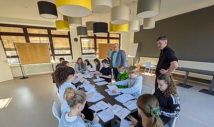 Bürgermeister Daniel Wehner und Jugendpfleger Christian Wagner beobachten, wie Schülerinnen und Schüler der Mittelschule Burkardroth die Stimmzettel der U-18 Wahl zählen und sortieren. Bürgermeister Daniel Wehner und Jugendpfleger Christian Wagner beobachten, wie Schülerinnen und Schüler der Mittelschule Burkardroth die Stimmzettel der U-18 Wahl zählen und sortieren.