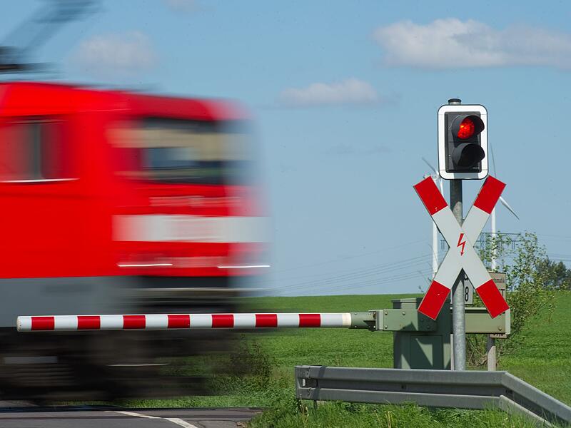 Regionalzug an Bahn&uuml;bergang