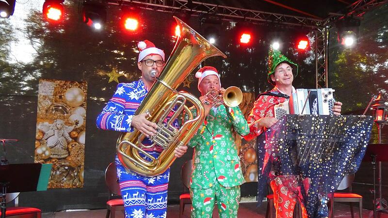 Oti Schmelzer (rechts) mit seinen Weindunstmusikanten Matthias Schmelzer (links) und Rainer N&ouml;ller (Mitte) zelebrierte "Weihnachten im August" im Oberschwappacher Schlosspark.