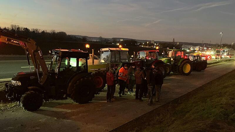 Bauernprotest an der Mainschleife: Mehrere Landwirte stellten sich am Montagabend mit ihren Traktoren an der Staatsstra&szlig;e in Volkach auf.