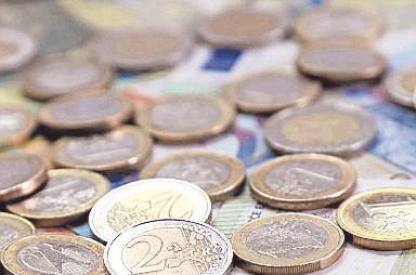 Der Staat geht den Menschen an den Geldbeutel.