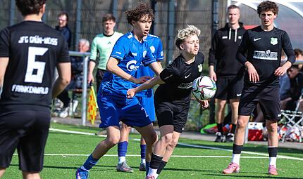 Unter Druck von Würzburgs Joel Henderson (blau) nimmt Simon Pfadenhauer den Ball mit der Brust an. Unter Druck von Würzburgs Joel Henderson (blau) nimmt Simon Pfadenhauer den Ball mit der Brust an.