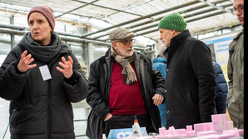Eva Kusebauch von der Regierung von Unterfranken und die M&uuml;nnerst&auml;dter Leo Pfennig sowie Harry Koch bei der B&uuml;rgerwerkstatt im November. Jetzt geht das Projekt Treibhaus in die n&auml;chste Runde.