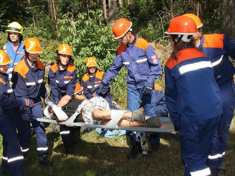 Keine leichte Aufgabe war es für die Jugendlichen der Feuerwehr, den Verletzten, der von einem Baumstamm eingeklemmt worden war, zu befreien und zu versorgen.
