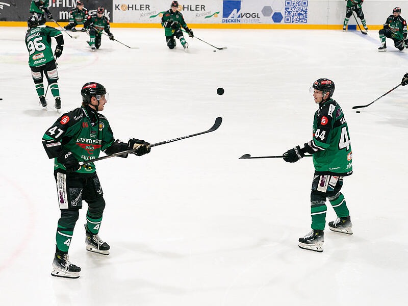 Puckzauberer beim Aufw&auml;rmen: Philipp Stobbe (li.) und Klavs Planics jonglieren.