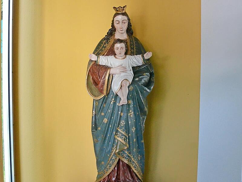 Die Madonna mit dem Jesuskind stammt aus dem Jahr 1880. Von vier aus Tonholz hergestellten Leuchtern umrahmt ist sie das Herzstück in der neuen Kapelle.