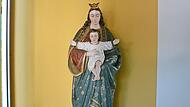 Die Madonna mit dem Jesuskind stammt aus dem Jahr 1880. Von vier aus Tonholz hergestellten Leuchtern umrahmt ist sie das Herzstück in der neuen Kapelle.