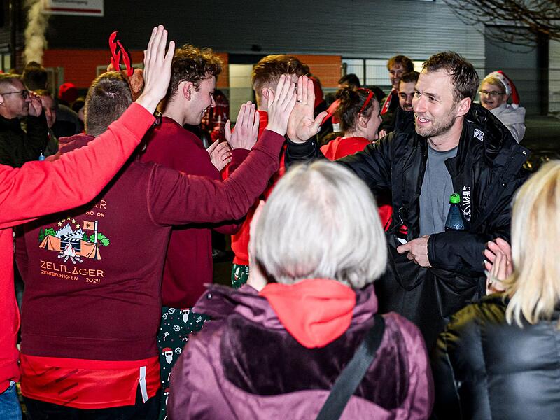 Baskets-Coach Anton Gavel (rechts) und sein Team wurden nach dem Ausw&auml;rtssieg in Jena euphorisch am Mannschaftsbus empfangen. Gelingt nun auch in der heimischen Arena eine Gala?