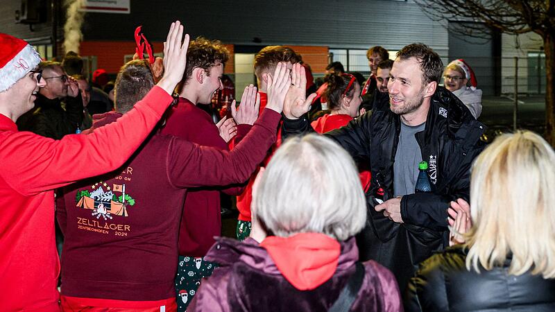 Baskets-Coach Anton Gavel (rechts) und sein Team wurden nach dem Ausw&auml;rtssieg in Jena euphorisch am Mannschaftsbus empfangen. Gelingt nun auch in der heimischen Arena eine Gala?