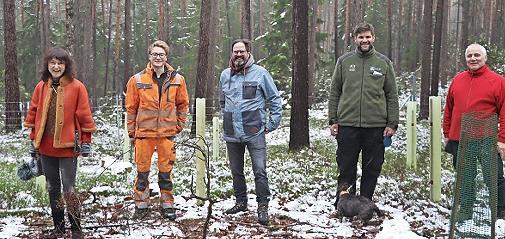 Viel Freude gab es an der Pflanzstelle „Zukunftswald“ im Burgkunstadter Stadtwald (von links): Christine Frieß (Bürgermeisterin), Max Mantel (Waldbeauftragter der Stadt), Markus Lodes (Cube-Store Burgkunstadt), Simon Tangeding (Geschäftsführer der Schutzgemeinschaft Deutscher Wald Bayern) und Wolfgang Weiß (Förster und Waldpädagoge). Viel Freude gab es an der Pflanzstelle „Zukunftswald“ im Burgkunstadter Stadtwald (von links): Christine Frieß (Bürgermeisterin), Max Mantel (Waldbeauftragter der Stadt), Markus Lodes (Cube-Store Burgkunstadt), Simon Tangeding (Geschäftsführer der Schutzgemeinschaft Deutscher Wald Bayern) und Wolfgang Weiß (Förster und Waldpädagoge).