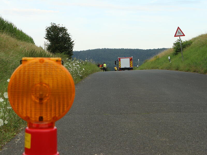 Unfall bei Großheirath: Radlader wohl bei Feldarbeiten umgekippt. Eine Person verletzt.