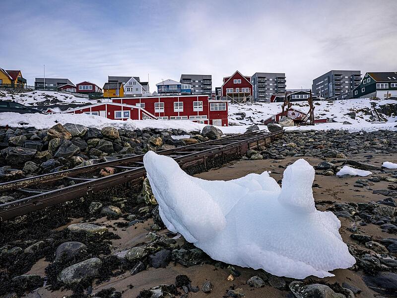 Im Machtpoker um Gr&ouml;nland (im Bild  ein Eisfragment von einem Eisberg in derBucht in Nuuk) m&uuml;ssen die Europ&auml;er st&auml;rker auftreten und sich nicht den Schneid vom US-Pr&auml;sidenten abkaufen lassen, sagt Friedrich Merz.