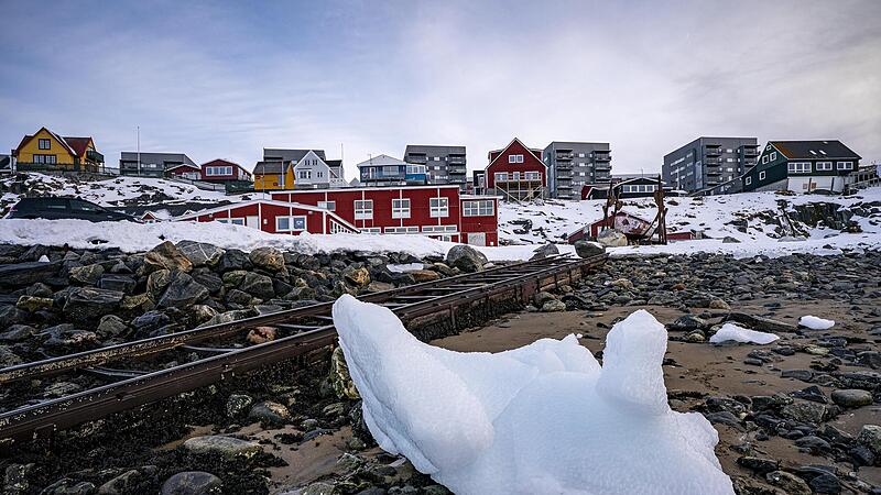 Im Machtpoker um Gr&ouml;nland (im Bild  ein Eisfragment von einem Eisberg in derBucht in Nuuk) m&uuml;ssen die Europ&auml;er st&auml;rker auftreten und sich nicht den Schneid vom US-Pr&auml;sidenten abkaufen lassen, sagt Friedrich Merz.
