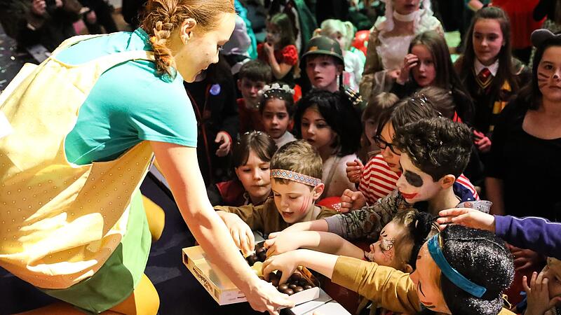 Schoko-Küsse für alle – auch das ist beim großen Kinderfasching in der Dr.-Stammberger-Halle Kult. Schoko-Küsse für alle – auch das ist beim großen Kinderfasching in der Dr.-Stammberger-Halle Kult.