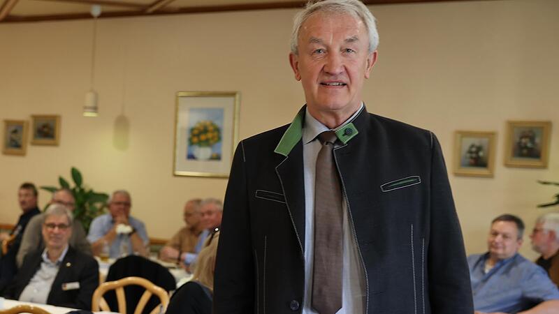 Admiral a.D. Manfred Nielson nahm bei seinem Referat über die Wiedereinführung der Wehrpflicht kein Blatt vor den Mund. Admiral a.D. Manfred Nielson nahm bei seinem Referat über die Wiedereinführung der Wehrpflicht kein Blatt vor den Mund.