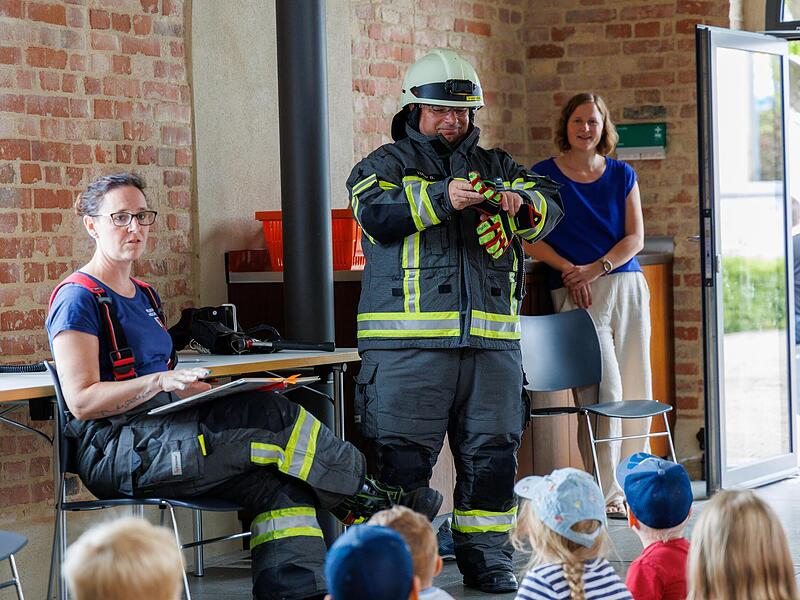 Die Feuerwehr zeigt ihre Ausrüstung.