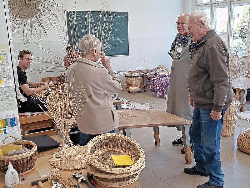 Beim Tag der offenen T&uuml;r kamen sich Besucher und Ausbilder schnell im Gespr&auml;ch n&auml;her.