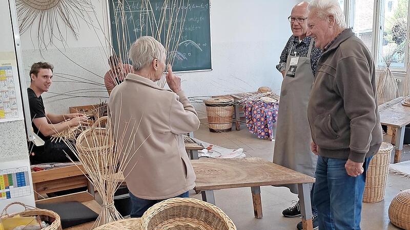 Beim Tag der offenen T&uuml;r kamen sich Besucher und Ausbilder schnell im Gespr&auml;ch n&auml;her.
