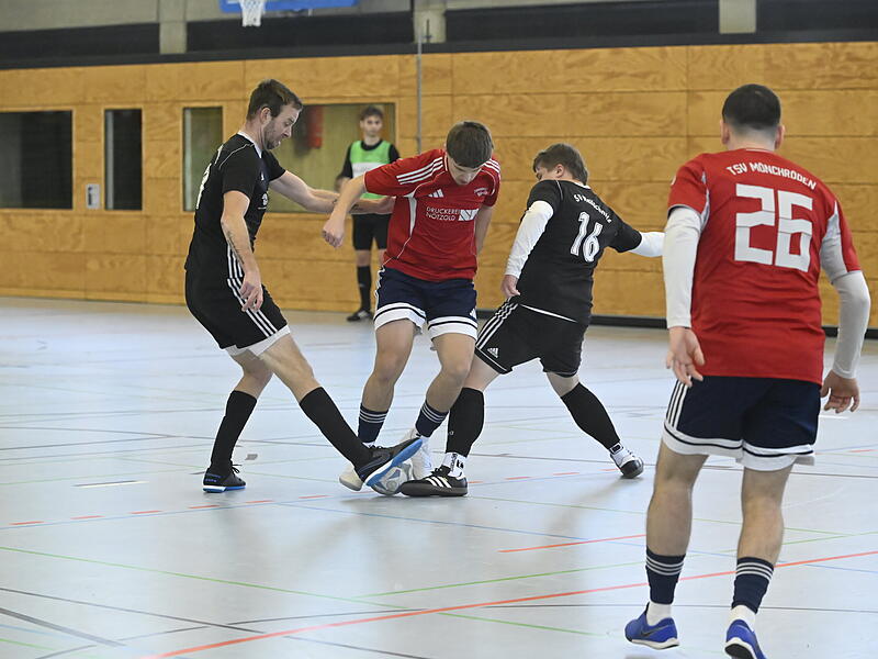Die &Uuml;berraschung des Tages: Der SV Meilschnitz (schwarze Trikots) besiegte gleich zu Beginn den TSV M&ouml;nchr&ouml;den und gewann schlie&szlig;lich die Gruppe.