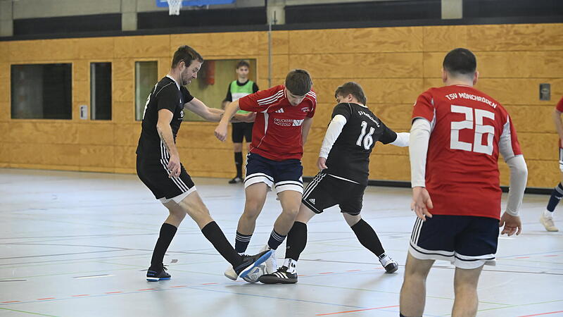 Die &Uuml;berraschung des Tages: Der SV Meilschnitz (schwarze Trikots) besiegte gleich zu Beginn den TSV M&ouml;nchr&ouml;den und gewann schlie&szlig;lich die Gruppe.