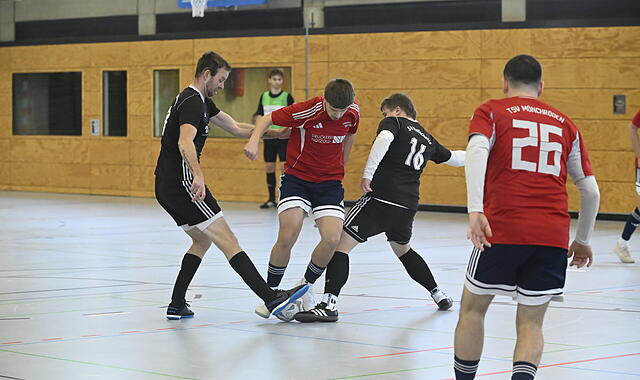 Die &Uuml;berraschung des Tages: Der SV Meilschnitz (schwarze Trikots) besiegte gleich zu Beginn den TSV M&ouml;nchr&ouml;den und gewann schlie&szlig;lich die Gruppe.