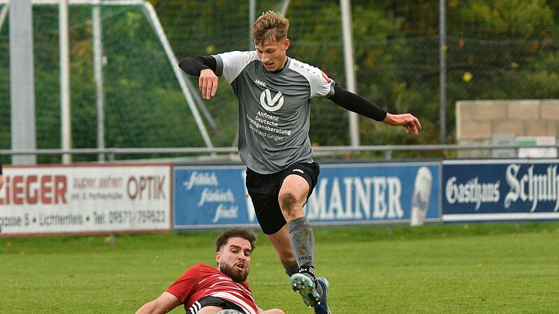 Mit einer sauberen Aktion grätscht der Marktgraitzer Halit Aktas (unten) dem Mistelfelder Luca Holhut den Ball vom Fuß.