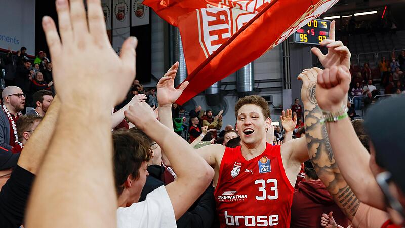 Patrick Heckmann feiert mit den Fans den wichtigen Heimsieg über die Göttinger.