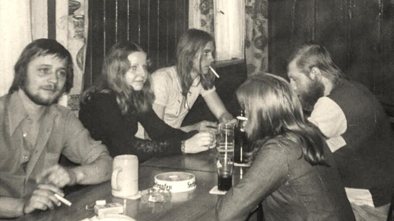 In den frühen 1970er-Jahren zieht die Jugendszene bei der „Frieda“ im „Kleinen Rathaus“ ein. In alter Tradition wurde viel gequalmt in der engen Gaststube. In den frühen 1970er-Jahren zieht die Jugendszene bei der „Frieda“ im „Kleinen Rathaus“ ein. In alter Tradition wurde viel gequalmt in der engen Gaststube.