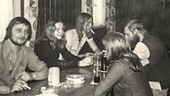 In den frühen 1970er-Jahren zieht die Jugendszene bei der „Frieda“ im „Kleinen Rathaus“ ein. In alter Tradition wurde viel gequalmt in der engen Gaststube.