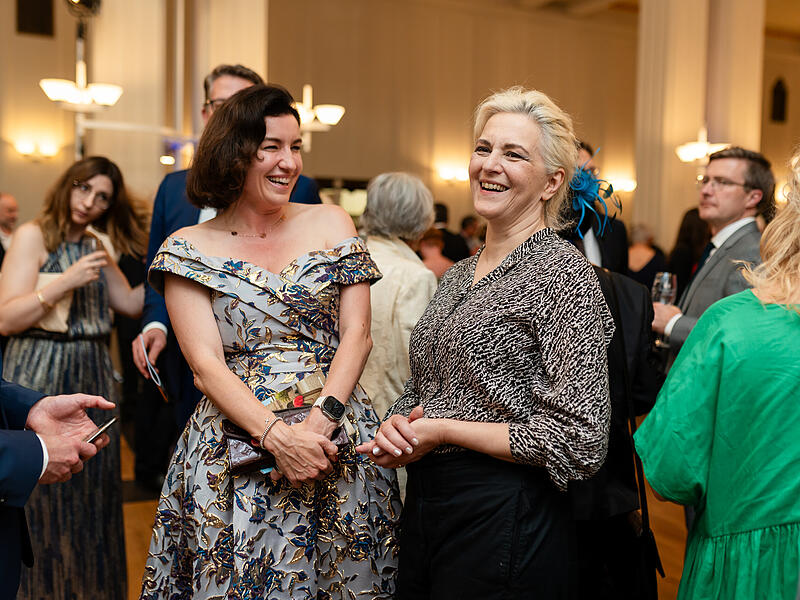 Nahbar und nat&uuml;rlich: Die Schauspielerin Martina Gedeck bliebt nach ihrem Auftritt noch lange beim Empfang. Hier am&uuml;siert sie sich mit  der Kuratoriumsvorsitzenden Dorothee B&auml;r.