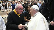 Pfarrer Kilian Kemmer ist Papst Franziskus mehrmals begegnet. 2023 empfing der Heilige Vater die Höchstadter Besucher schon im Rollstuhl.