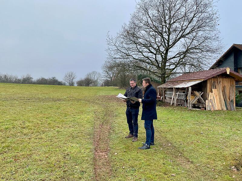 Bei der Besichtigung f&uuml;r die Baulandausweitung &bdquo;Untere Griesleite&ldquo; in Welitsch.