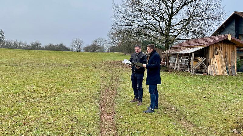 Bei der Besichtigung f&uuml;r die Baulandausweitung &bdquo;Untere Griesleite&ldquo; in Welitsch.