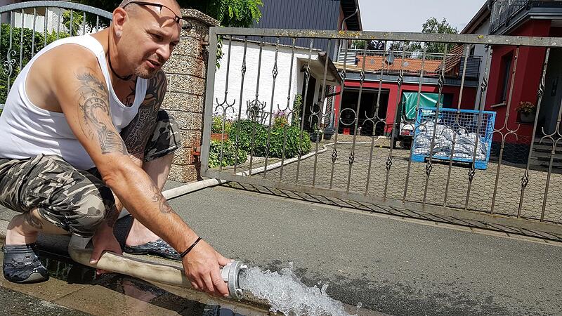Zwei Wochen werde er benötigen, bis sein Haus wieder wasserfrei ist, sagt Alfred Löffler.Forchheim & Fränkische Schweiz Zwei Wochen werde er benötigen, bis sein Haus wieder wasserfrei ist, sagt Alfred Löffler.Forchheim & Fränkische Schweiz