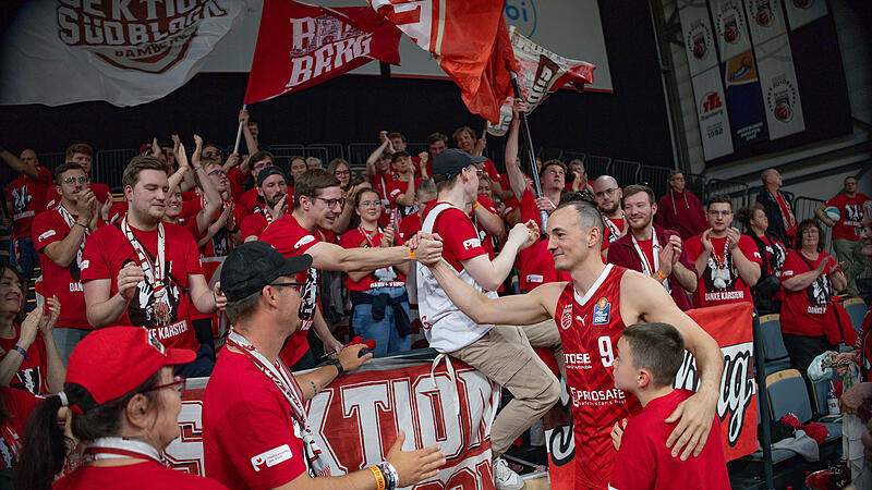 Karsten Tadda verabschiedet sich mit Sohn Luis nach seinem 640. BBL-Spiel bei den Fans. Auf dem Parkett zeigte er zuvor eine ansprechende Leistung.
