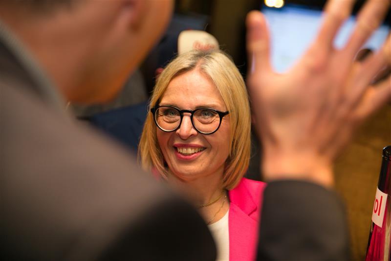 So sehen Siegerinnen aus: Martina Hebendanz (CSU) holt bei der Forchheimer OB-Wahl die meisten Stimmen. Am 22. M&auml;rz stellt sie sich Amtsinhaber Uwe Kirschstein in der Stichwahl.