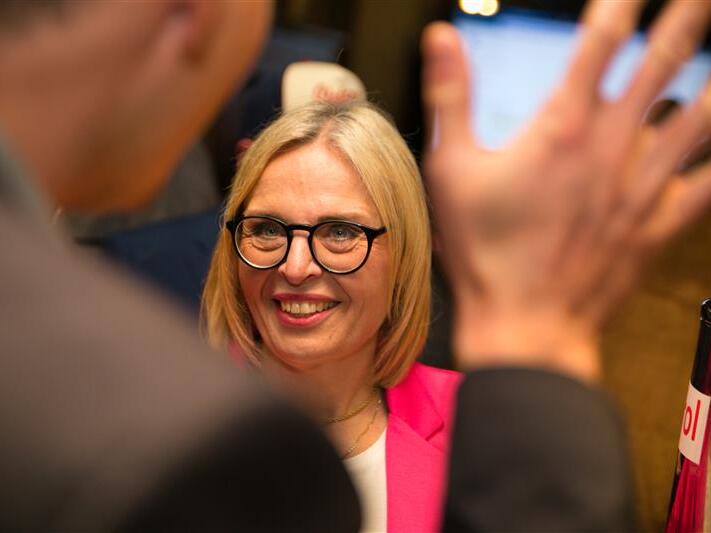 So sehen Siegerinnen aus: Martina Hebendanz (CSU) holt bei der Forchheimer OB-Wahl die meisten Stimmen. Am 22. M&auml;rz stellt sie sich Amtsinhaber Uwe Kirschstein in der Stichwahl.