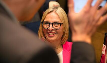 So sehen Siegerinnen aus: Martina Hebendanz (CSU) holt bei der Forchheimer OB-Wahl die meisten Stimmen. Am 22. M&auml;rz stellt sie sich Amtsinhaber Uwe Kirschstein in der Stichwahl.